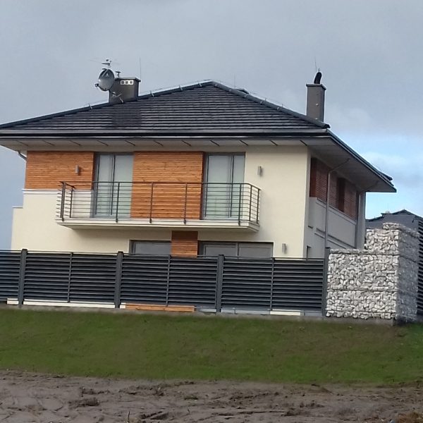 Płaska dachówka Creaton Simpla w głębokim odcieniu czarnej angoby.